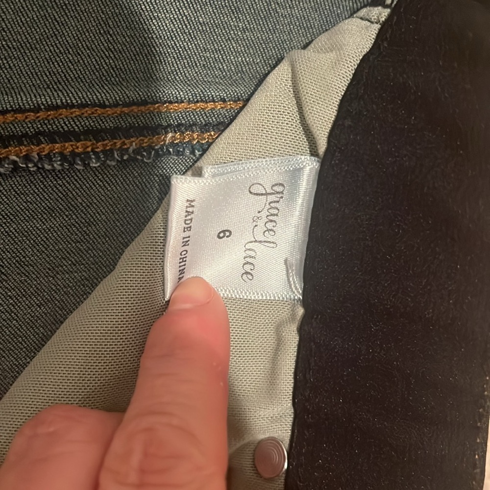 Grace and lace size 6 Capri stretch jeans, elastic waist, zipper fly - Picture 2 of 3